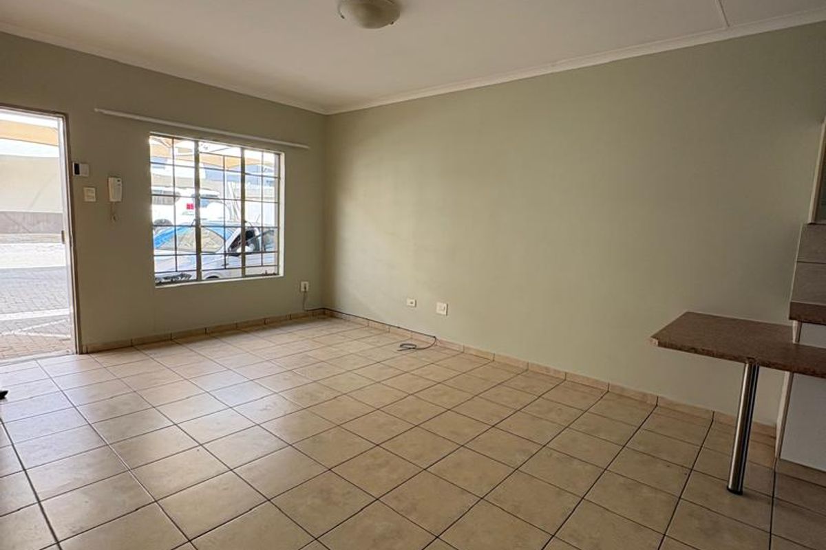 FOR SALE SIMPLEX TOWNHOUSE IN PIONIERSPARK EXT 1 - Photo 5