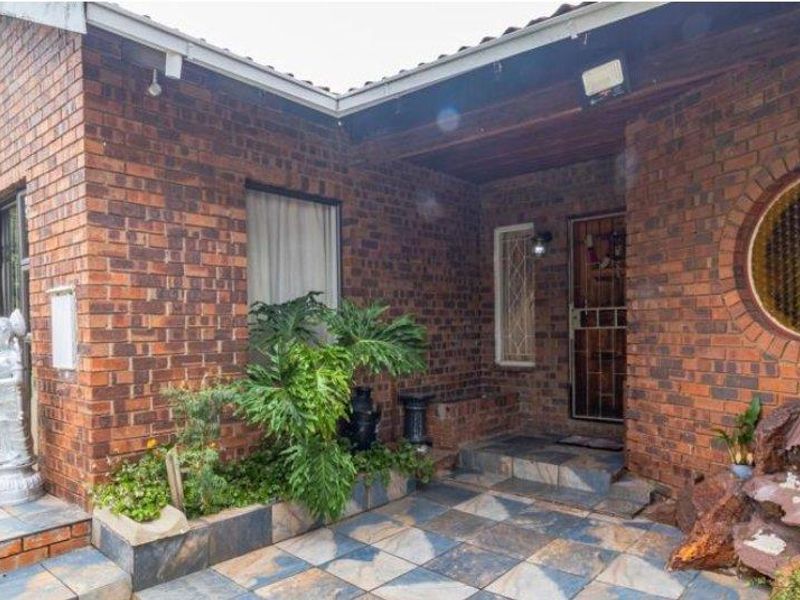 Face brick Family Home for Sale - Photo 2