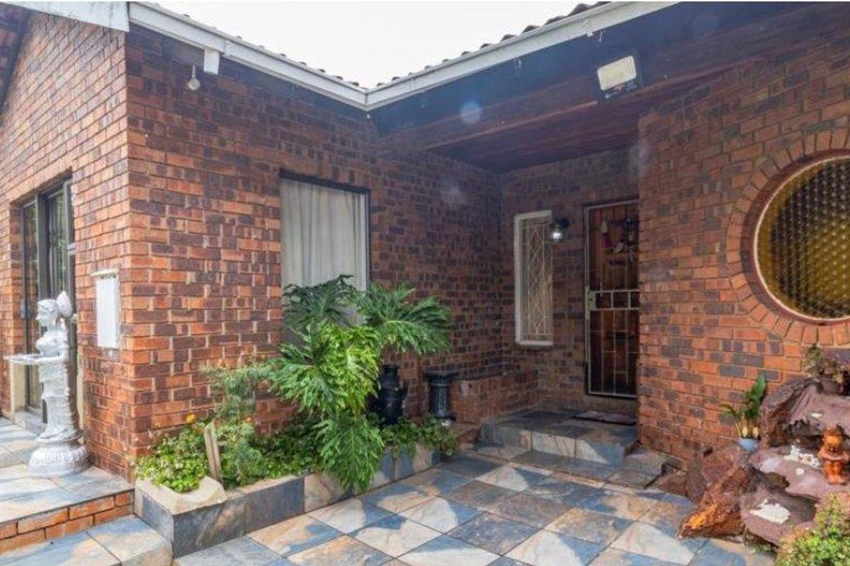 Face brick Family Home for Sale - Photo 2