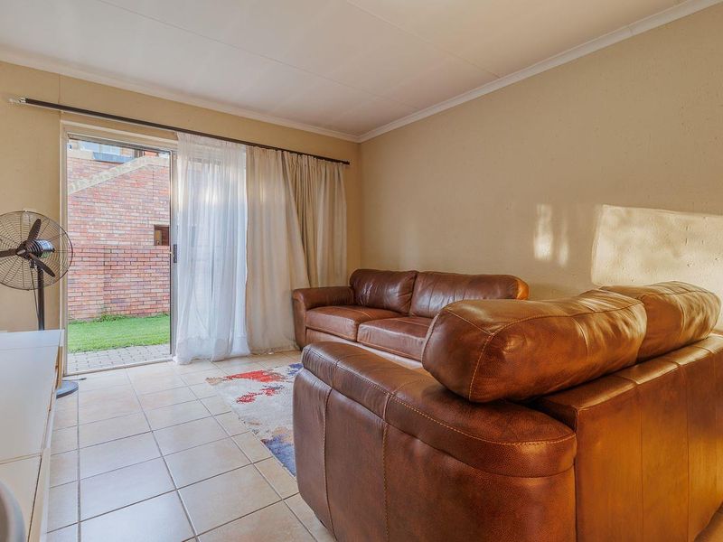 Three bedroom simplex with double garage - Heuwelsig Estate - Centurion - Photo 4
