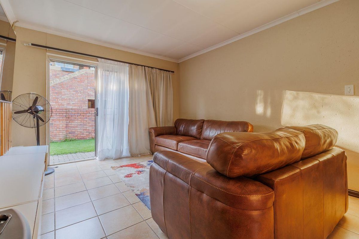 Three bedroom simplex with double garage - Heuwelsig Estate - Centurion - Photo 4