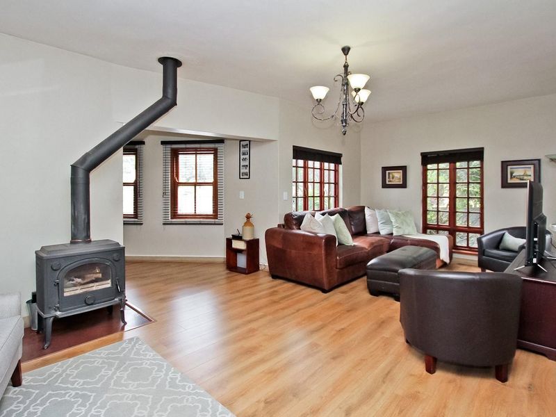 Palatial Home in Beautiful Secure Hurlingham Manor - Photo 3