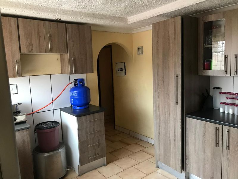 3 Bedroom House for sale - Photo 6