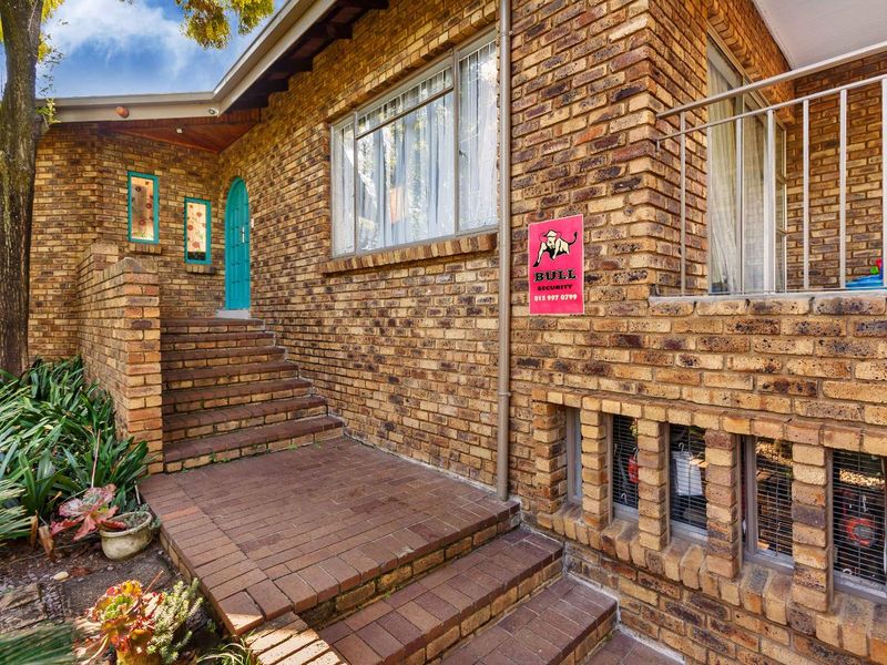 Spacious four-bedroom home on a large stand - Moreleta Park - Photo 2