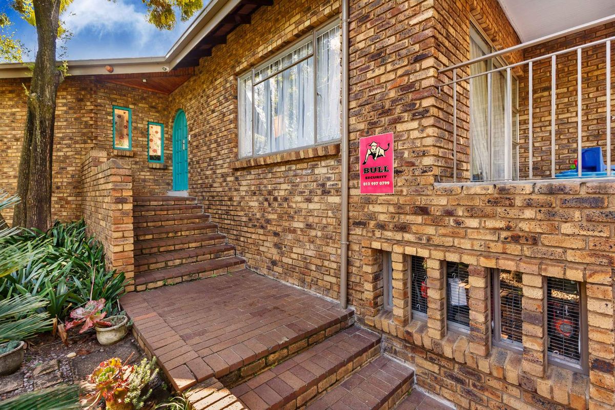 Spacious four-bedroom home on a large stand - Moreleta Park - Photo 2