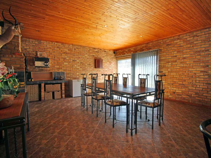 4-Bedroom Family Home with Pool and Entertainment Area - Photo 8