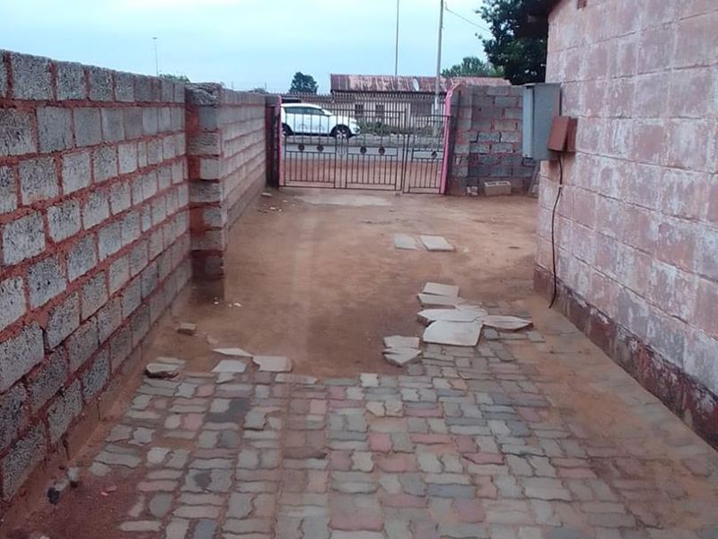 AN IVESTMENT PROPERTY FOR SALE IN THOKOZA - Photo 7