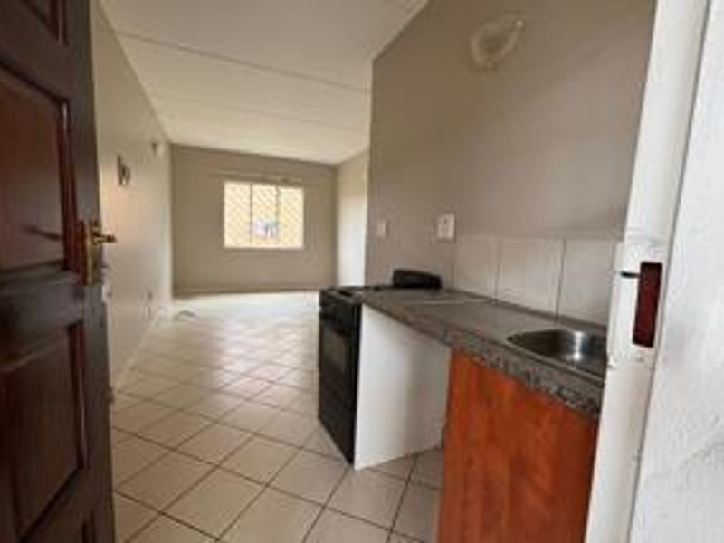 Modern 2-Bedroom Apartment For Sale in Protea Glen - Photo 9