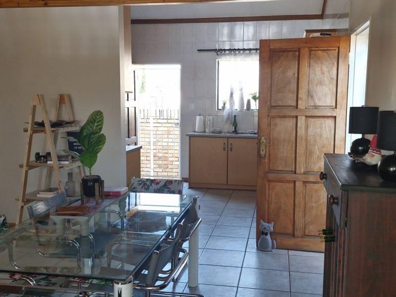 Modern 2 Bedroom Townhouse in Popular Langenhovenpark - Photo 10