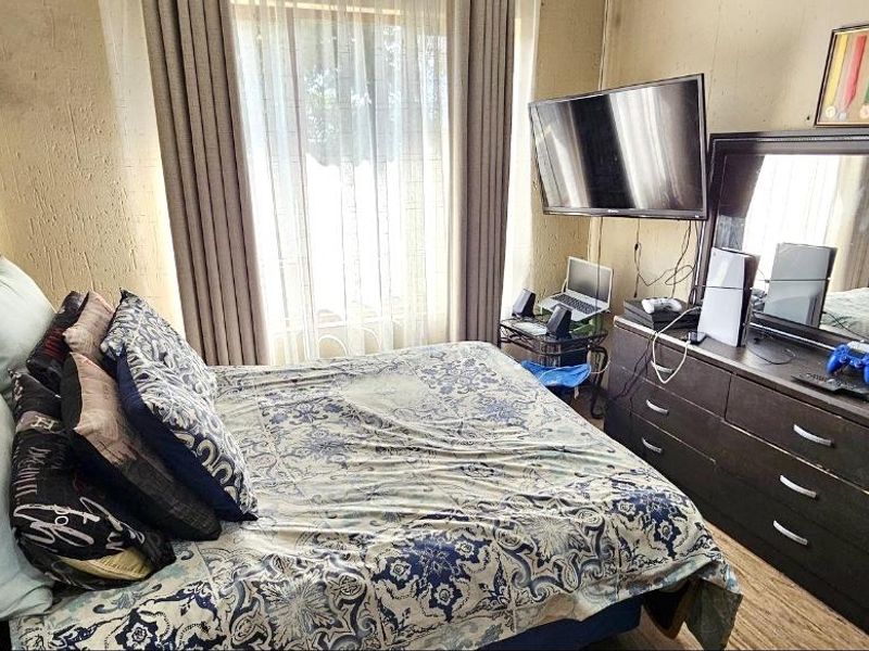 Modern Family Living in a Secure Six-Unit Complex – Don’t Miss This Gem! - Photo 9