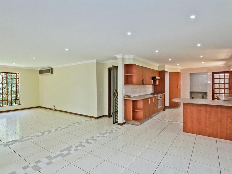 Pristine and Spacious Home - centrally located! - Photo 6