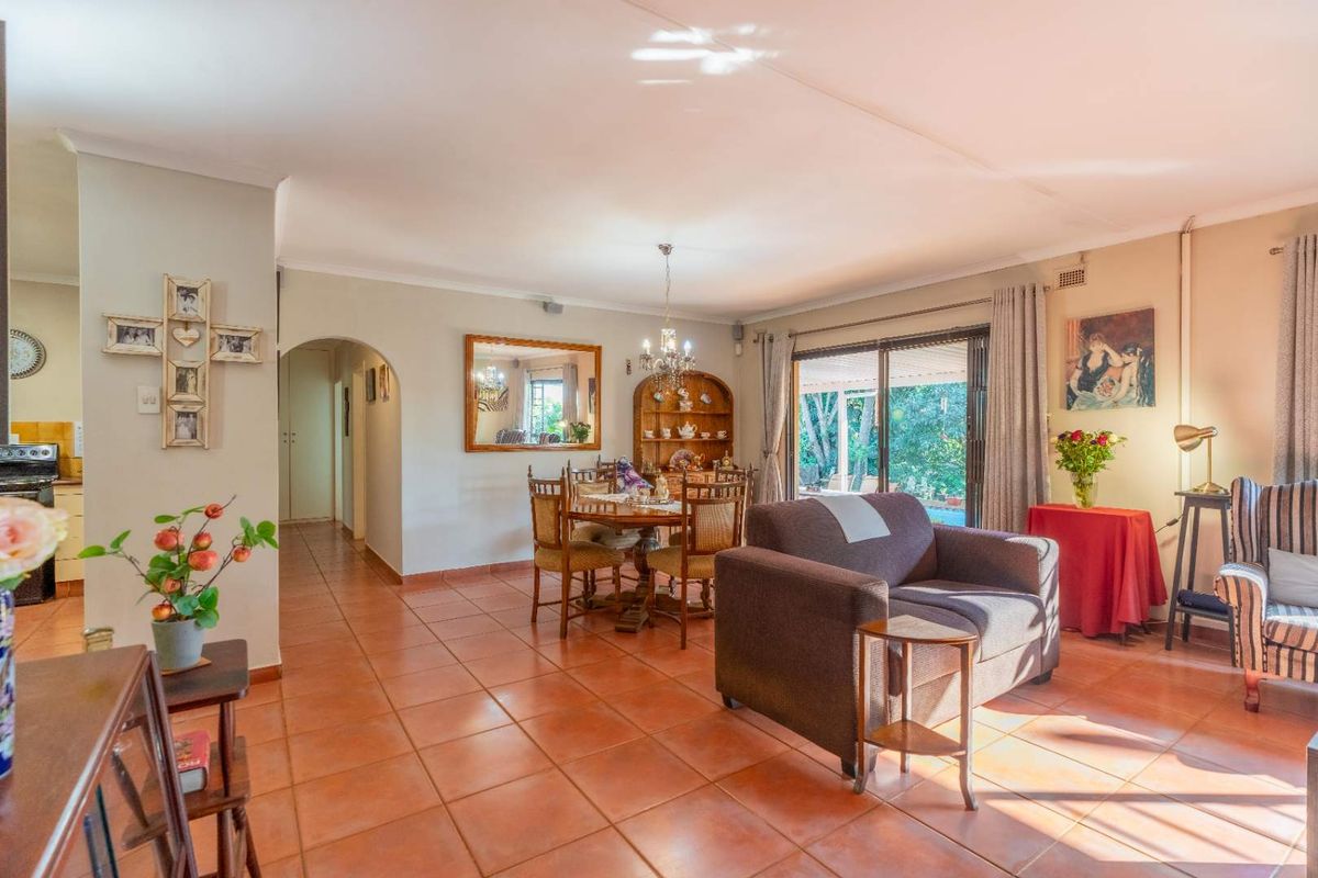 Spacious Family Home with Guest Cottage in Forest Hills - Photo 2