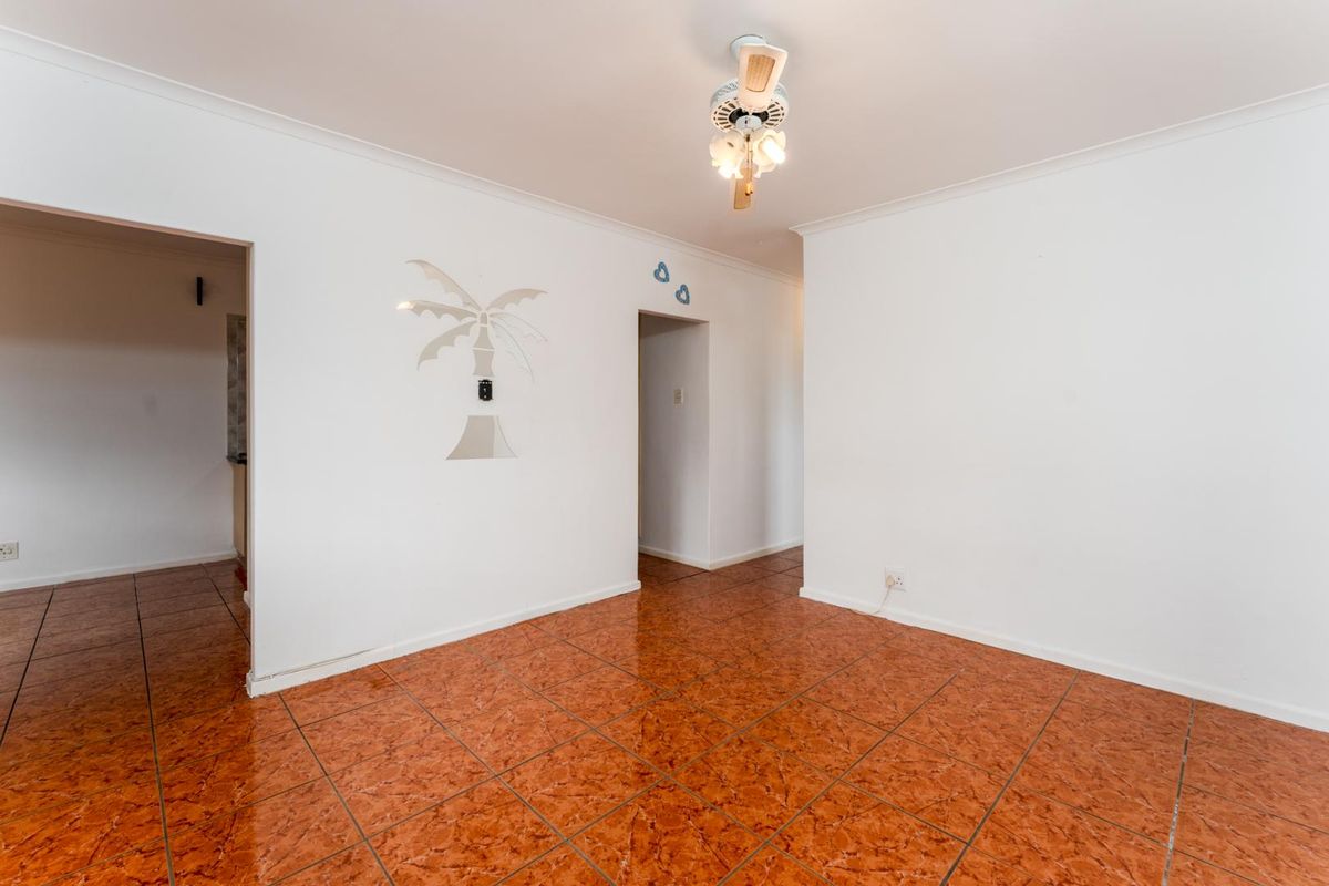 Bright & Spacious 3-Bedroom Home with Stunning Sea Views - Photo 3
