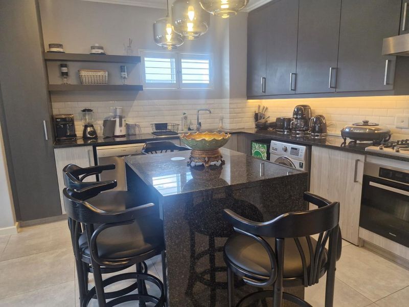 Sleek and modern 2 bedroom apartment in secure quiet complex - Photo 7