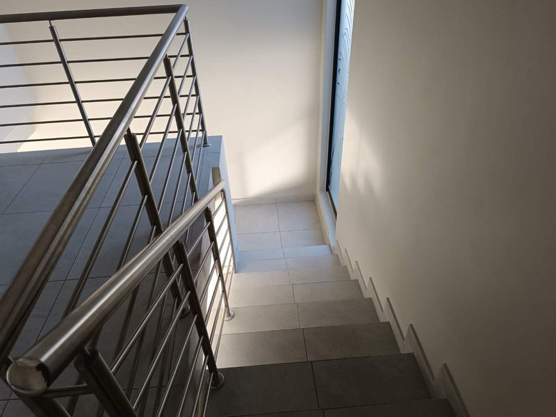 THATCHFIELD SECURITY ESTATE - 5 BEDROOMS - 4.5 BATHROOMS - Photo 9