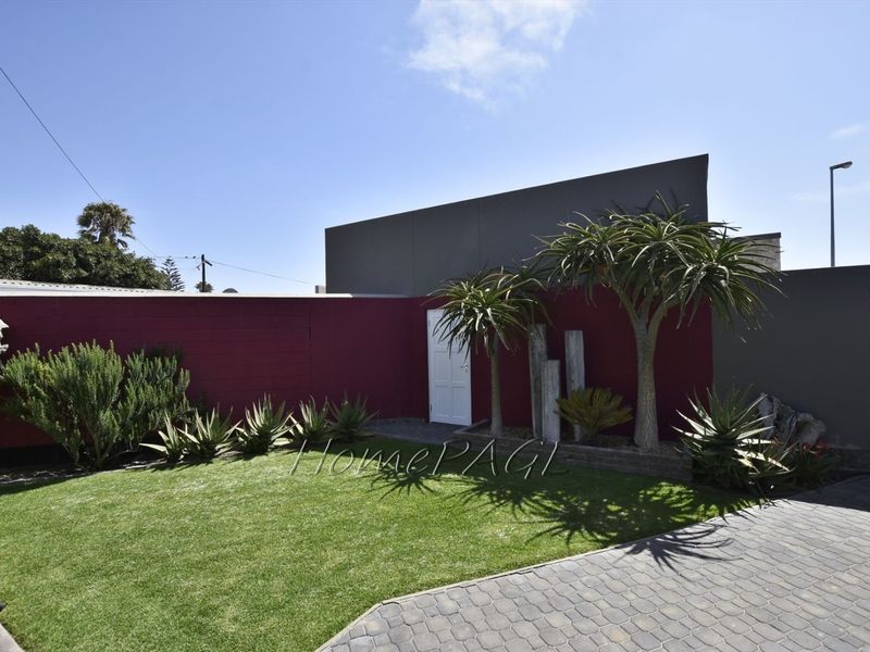 Central, Swakopmund:  EXTREMELY NEAT Home with 3 FLATS is for Sale - Photo 4