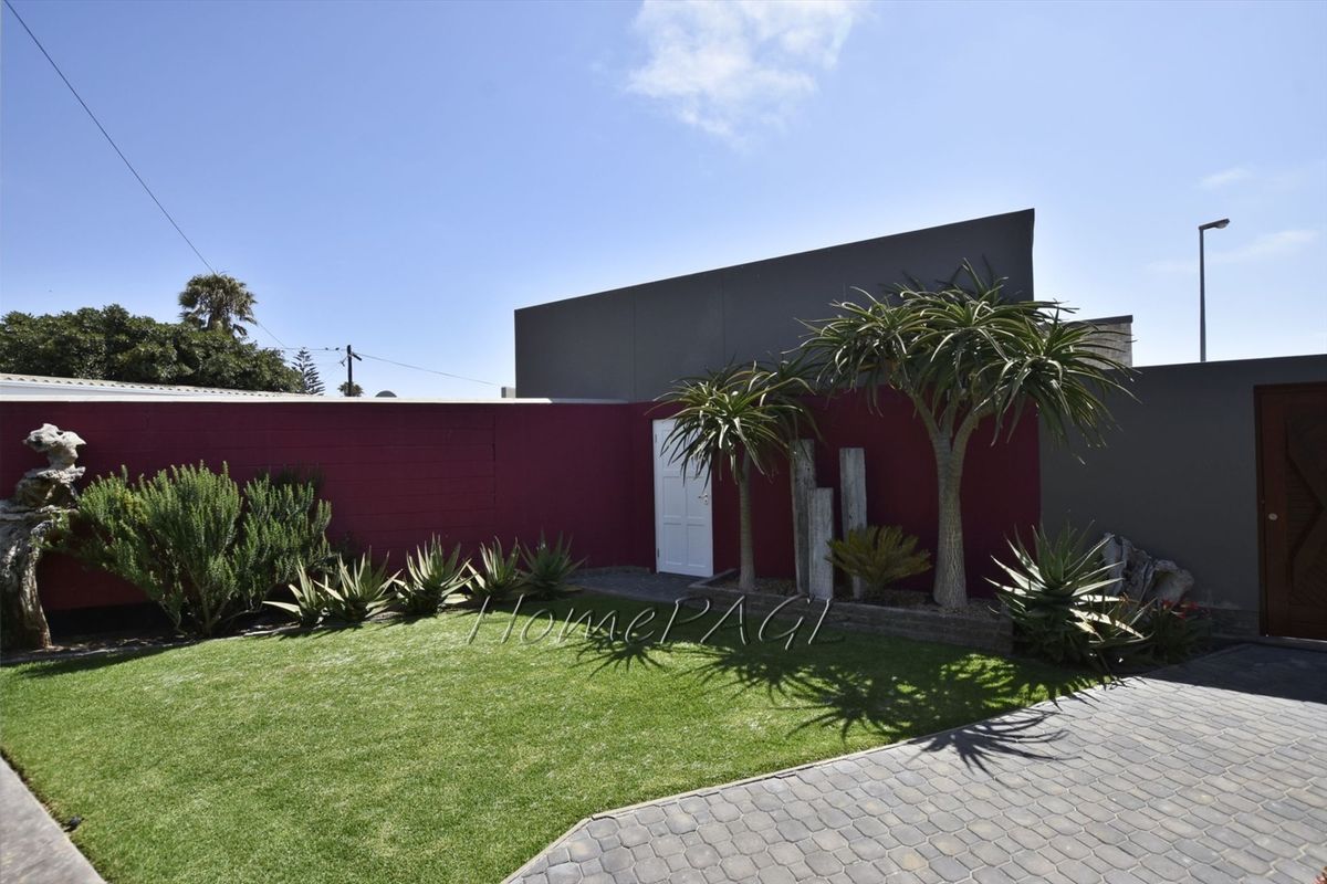 Central, Swakopmund:  EXTREMELY NEAT Home with 3 FLATS is for Sale - Photo 4