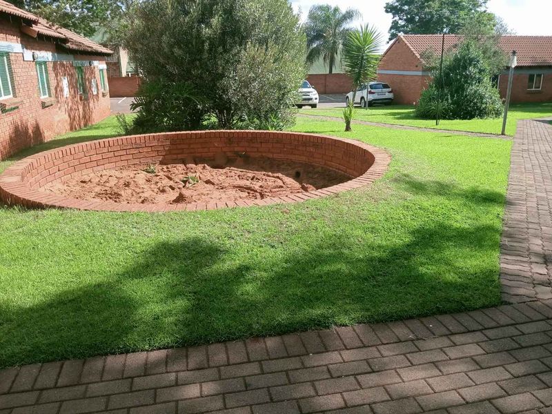 Stunning Top Unit Available to Rent- 1 May 2026 - Photo 2