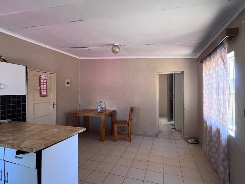 Spacious family home with added income potential in Windhoek North. - Photo 4