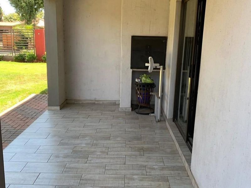 3 Bedroom In A Safe & Secured Complex For Rental - Photo 5