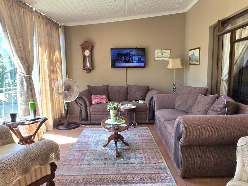 Spacious North-Facing Family Home with Mountain Views in Franskraalstrand - Photo 5