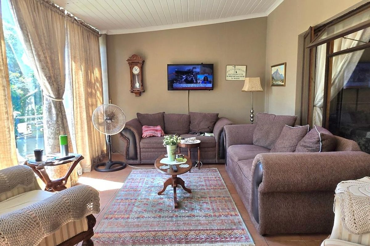 Spacious North-Facing Family Home with Mountain Views in Franskraalstrand - Photo 5