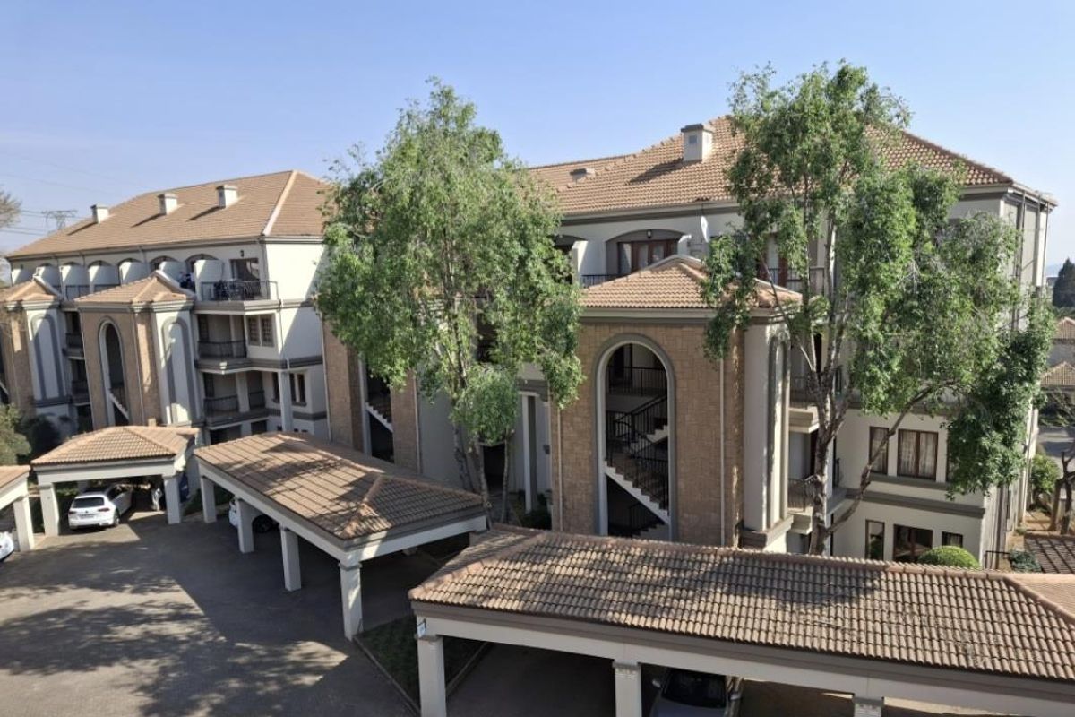 A GORGEOUS UNFURNISHED TWO BEDROOM DUPLEX - Photo 3