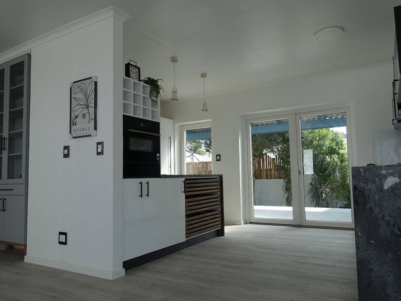 LUXURIOUS RENOVATED HOUSE PLUS COTTAGE ON LARGE ERF - Photo 3