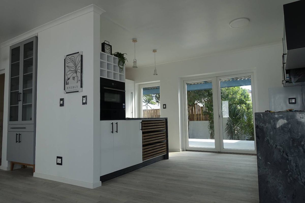 LUXURIOUS RENOVATED HOUSE PLUS COTTAGE ON LARGE ERF - Photo 3