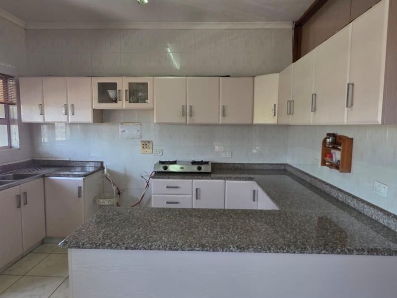 Spacious 5-Bedroom Family Home or Office Space To Let in Bluff Shared Property - Photo 6