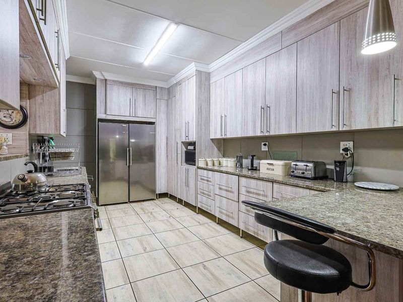 5 Bedroom Dual-Living Home with Exceptional Flexibility & Income Potential - Photo 8