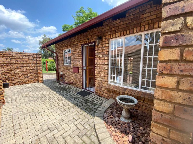 2 Bedroom Townhouse in Rooihuiskraal North. - Photo 6