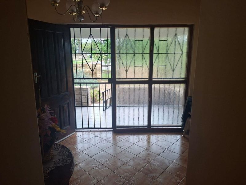 Secure 3 Bedroom Family Home with Flatlet in Colita, Estcourt - Photo 5