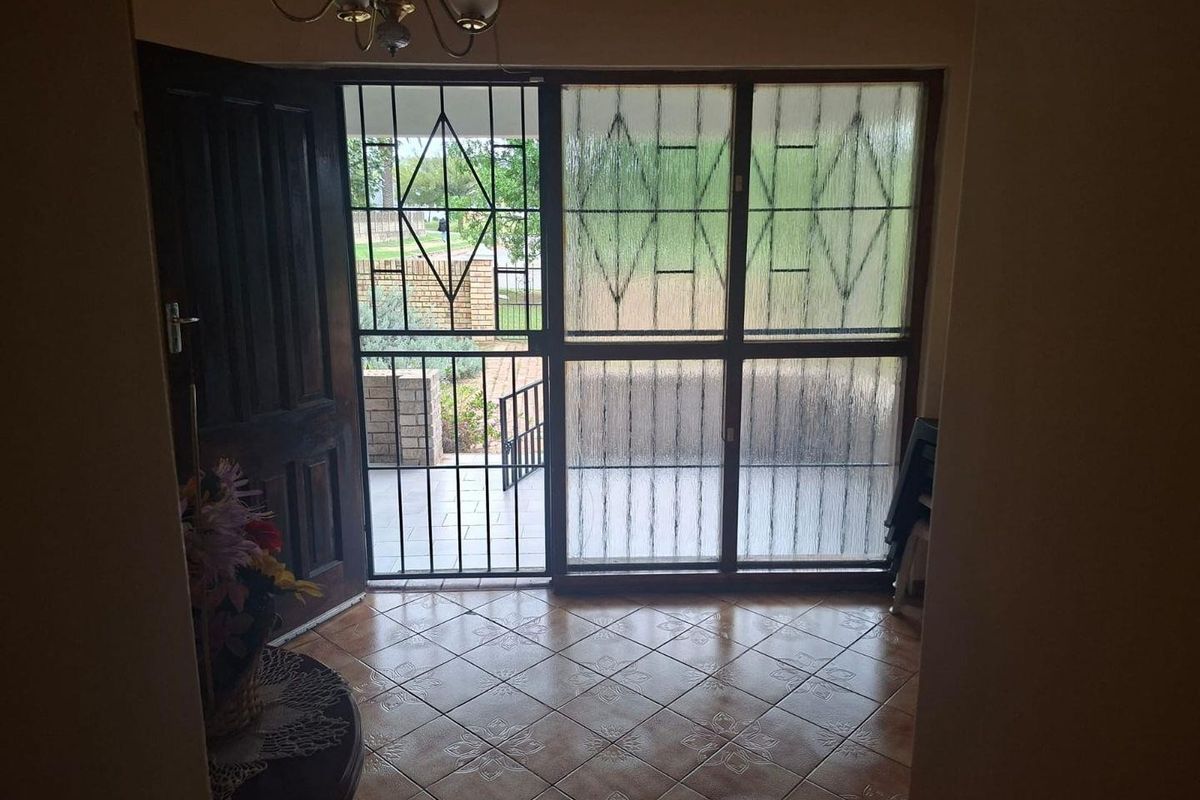 Secure 3 Bedroom Family Home with Flatlet in Colita, Estcourt - Photo 5