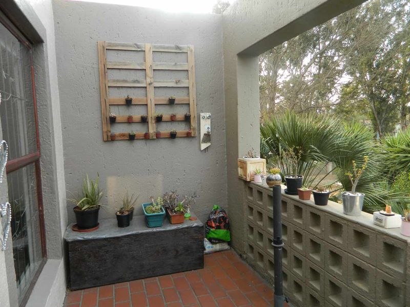 Secure townhouse - Upstairs unit in Popular Complex - Photo 5