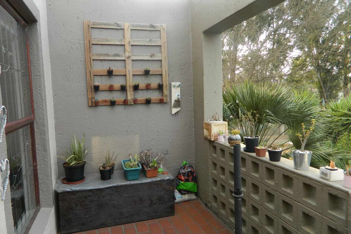 Secure townhouse - Upstairs unit in Popular Complex - Photo 5