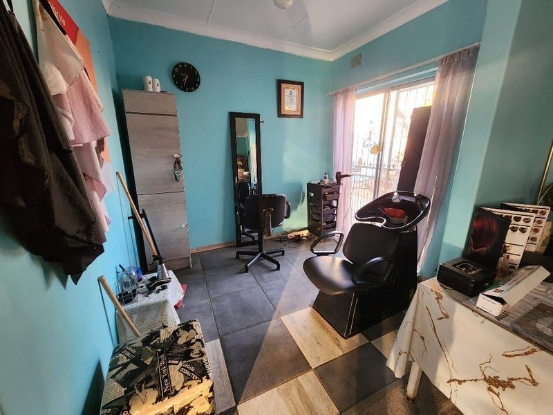 Charming 3-Bedroom Family Home with Pool in Heuwelsig - Photo 6