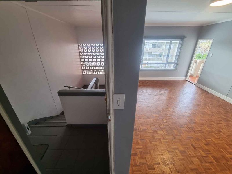 Unfurnished 2-Bedroom Apartment To Rent in Claremont - Photo 2