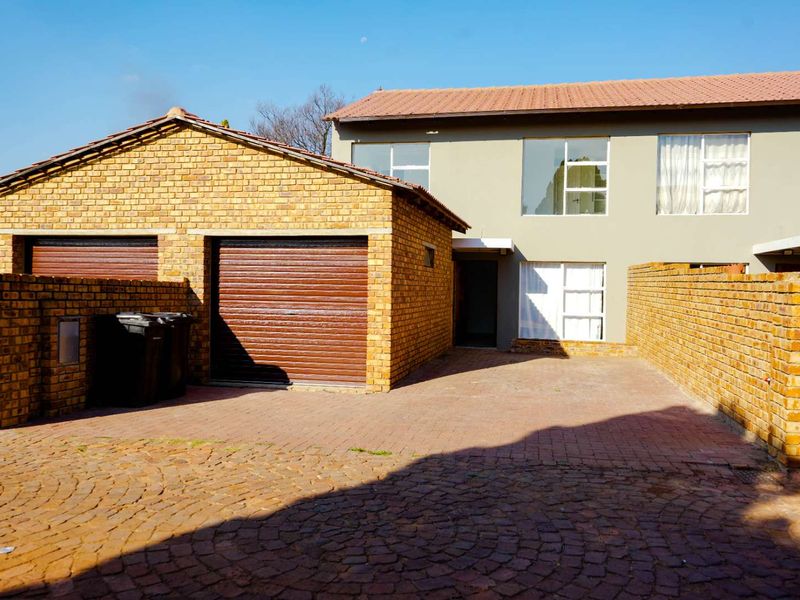 LOCK & GO Immaculate 3-Bedroom APPARTMENT in DERSLEY PARK - Photo 2