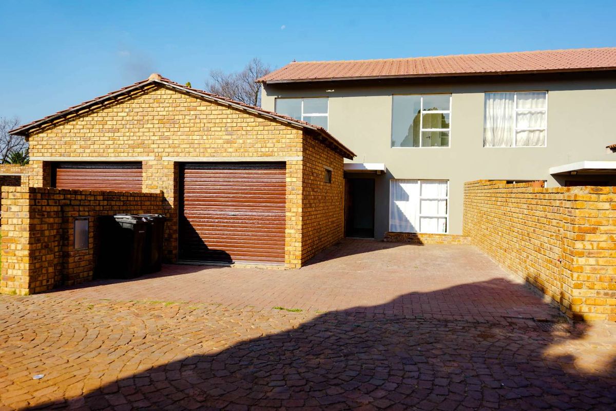 LOCK & GO Immaculate 3-Bedroom APPARTMENT in DERSLEY PARK - Photo 2