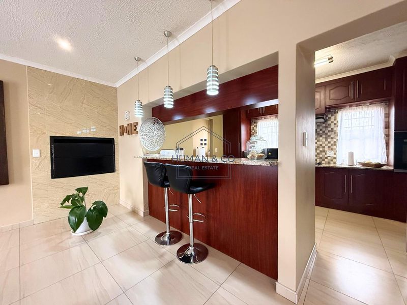 Modern Family Home in Fairway Estate - Photo 5