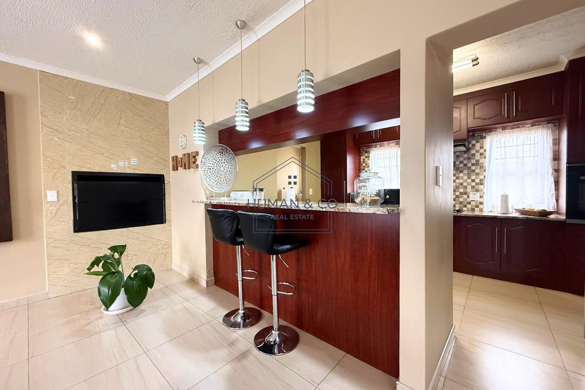 Modern Family Home in Fairway Estate - Photo 5