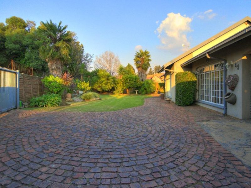Immaculate Family home with offices in prime position! - Photo 1