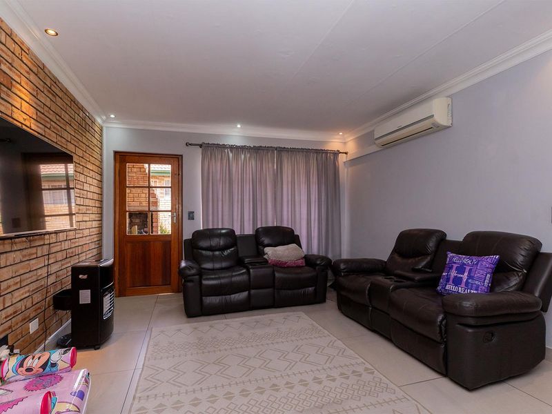 Spacious 3-Bedroom Facebrick Townhouse – Modern Living with Private Garden - Photo 4