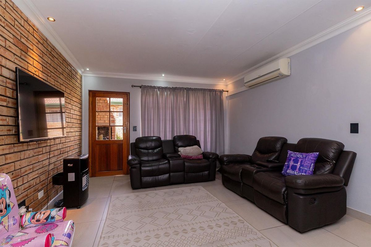 Spacious 3-Bedroom Facebrick Townhouse – Modern Living with Private Garden - Photo 4