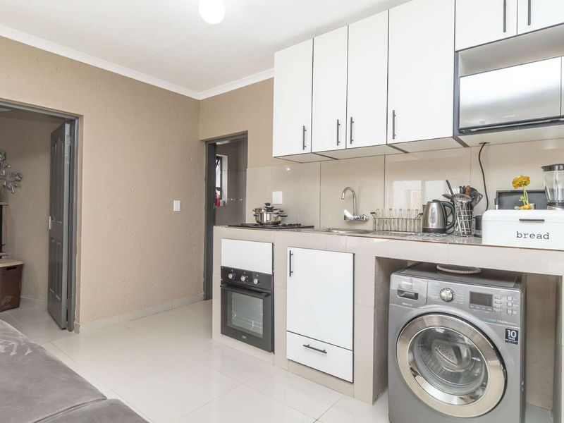 Beautifully-renovated 1-Bedroom Garden Cottage to Let in Hurlingham Manor - Photo 8