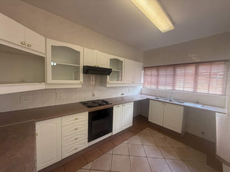 Spacious, Immaculate Duplex Townhouse Bordering Florida Park - Photo 9