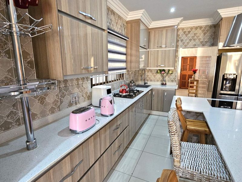 5 Bedroom 5 Bathroom Executive Home in Bougainvilla Estate Hartbeespoort - Photo 9