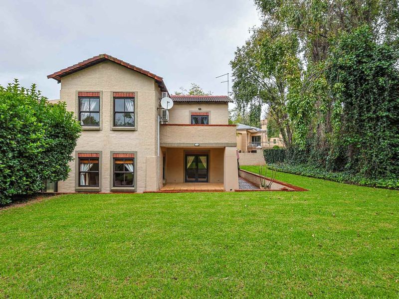 Spacious Entertainer’s Dream in Woodhill Golf Estate – Furnished Option Available - Photo 2