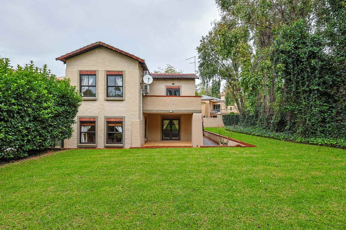 Spacious Entertainer’s Dream in Woodhill Golf Estate – Furnished Option Available - Photo 2